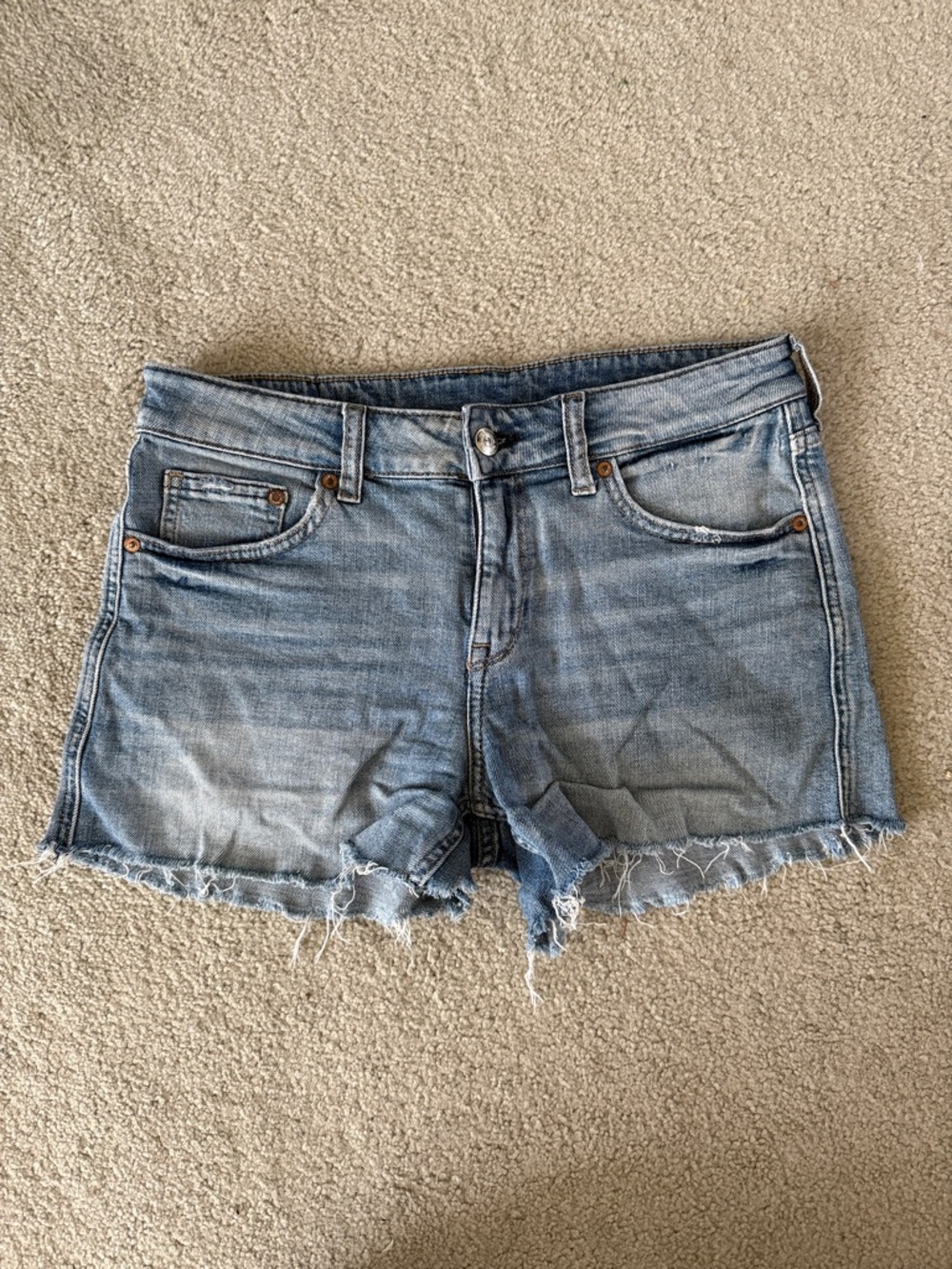 H&M relaxed Shorts mid rise size 6